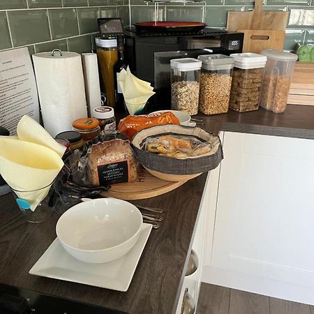 Private Room, Shared Bathroom With One Other, Tea And Coffee Making Facilities, Mini Fridge And Hairdryer, King Sized Bed With Help Yourself Continental Breakfast In Secluded Modern Property With Parking Bournemouth Exteriér fotografie