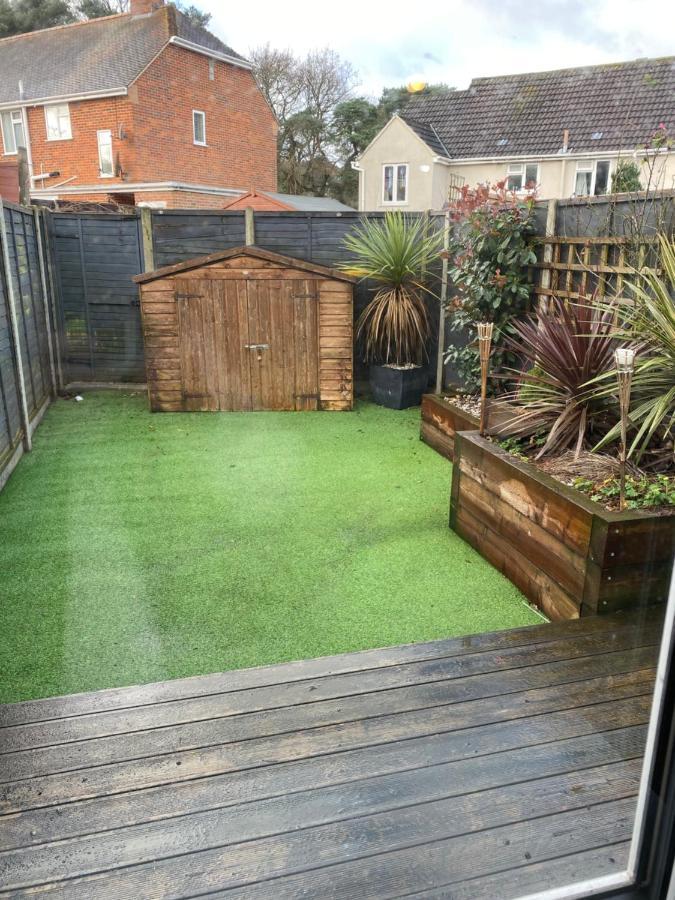 Private Room, Shared Bathroom With One Other, Tea And Coffee Making Facilities, Mini Fridge And Hairdryer, King Sized Bed With Help Yourself Continental Breakfast In Secluded Modern Property With Parking Bournemouth Exteriér fotografie