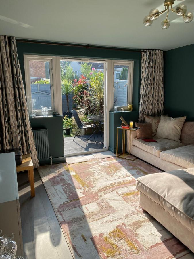 Private Room, Shared Bathroom With One Other, Tea And Coffee Making Facilities, Mini Fridge And Hairdryer, King Sized Bed With Help Yourself Continental Breakfast In Secluded Modern Property With Parking Bournemouth Exteriér fotografie