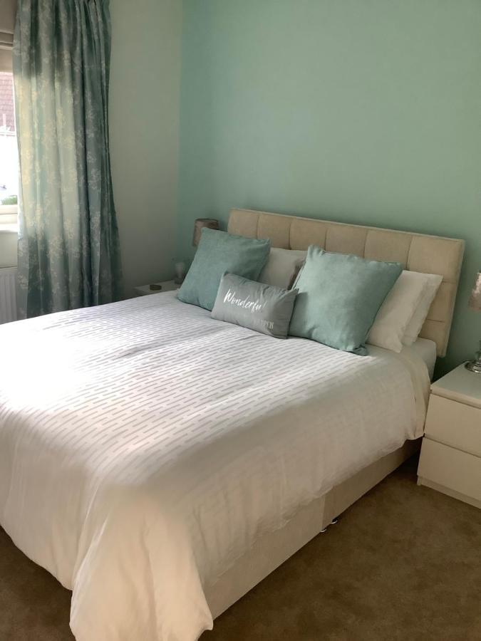 Private Room, Shared Bathroom With One Other, Tea And Coffee Making Facilities, Mini Fridge And Hairdryer, King Sized Bed With Help Yourself Continental Breakfast In Secluded Modern Property With Parking Bournemouth Exteriér fotografie