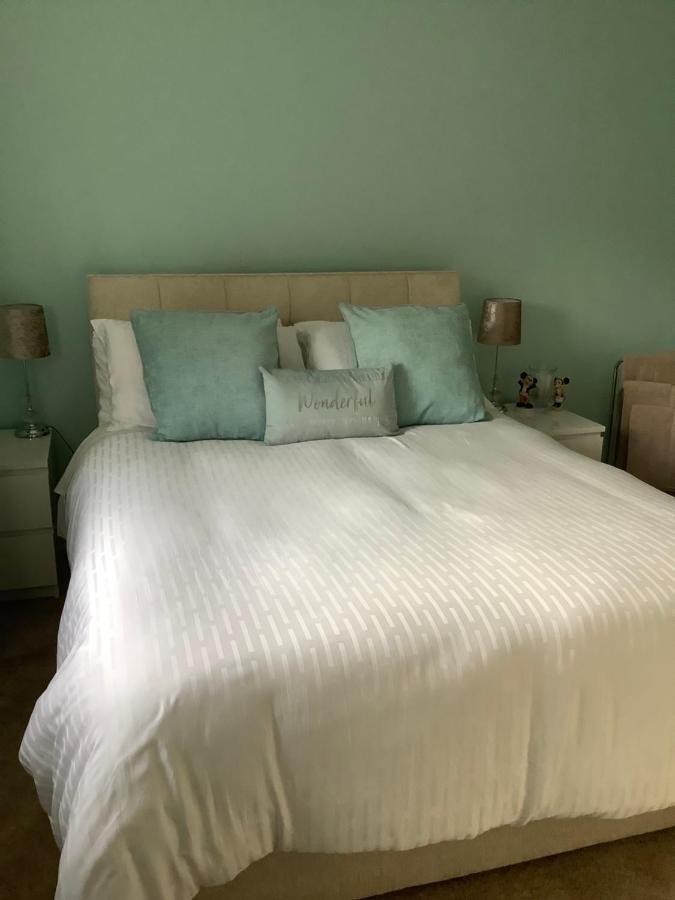 Private Room, Shared Bathroom With One Other, Tea And Coffee Making Facilities, Mini Fridge And Hairdryer, King Sized Bed With Help Yourself Continental Breakfast In Secluded Modern Property With Parking Bournemouth Exteriér fotografie