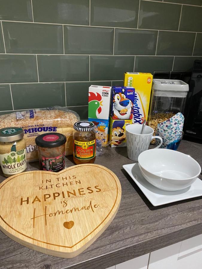 Private Room, Shared Bathroom With One Other, Tea And Coffee Making Facilities, Mini Fridge And Hairdryer, King Sized Bed With Help Yourself Continental Breakfast In Secluded Modern Property With Parking Bournemouth Exteriér fotografie