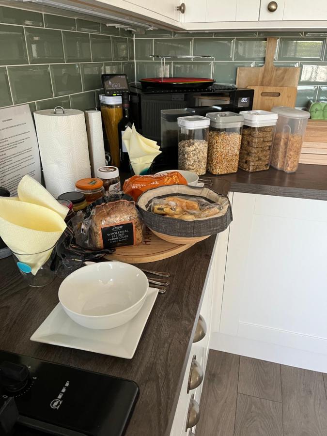 Private Room, Shared Bathroom With One Other, Tea And Coffee Making Facilities, Mini Fridge And Hairdryer, King Sized Bed With Help Yourself Continental Breakfast In Secluded Modern Property With Parking Bournemouth Exteriér fotografie