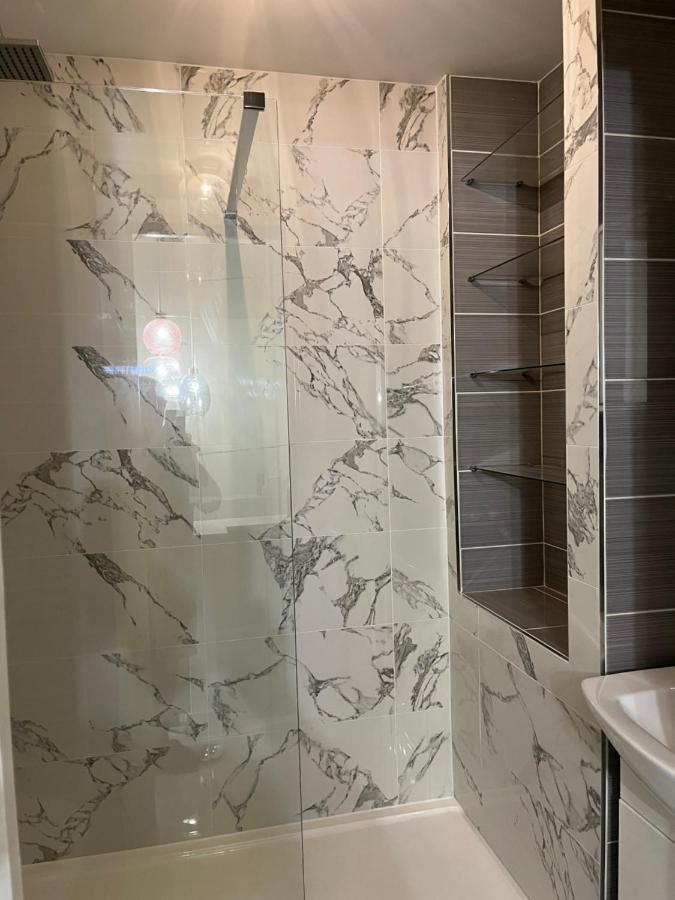 Private Room, Shared Bathroom With One Other, Tea And Coffee Making Facilities, Mini Fridge And Hairdryer, King Sized Bed With Help Yourself Continental Breakfast In Secluded Modern Property With Parking Bournemouth Exteriér fotografie